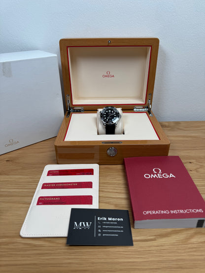 Omega Seamaster Diver 300M Schwarz / 2021 / Full Set / Sehr gut