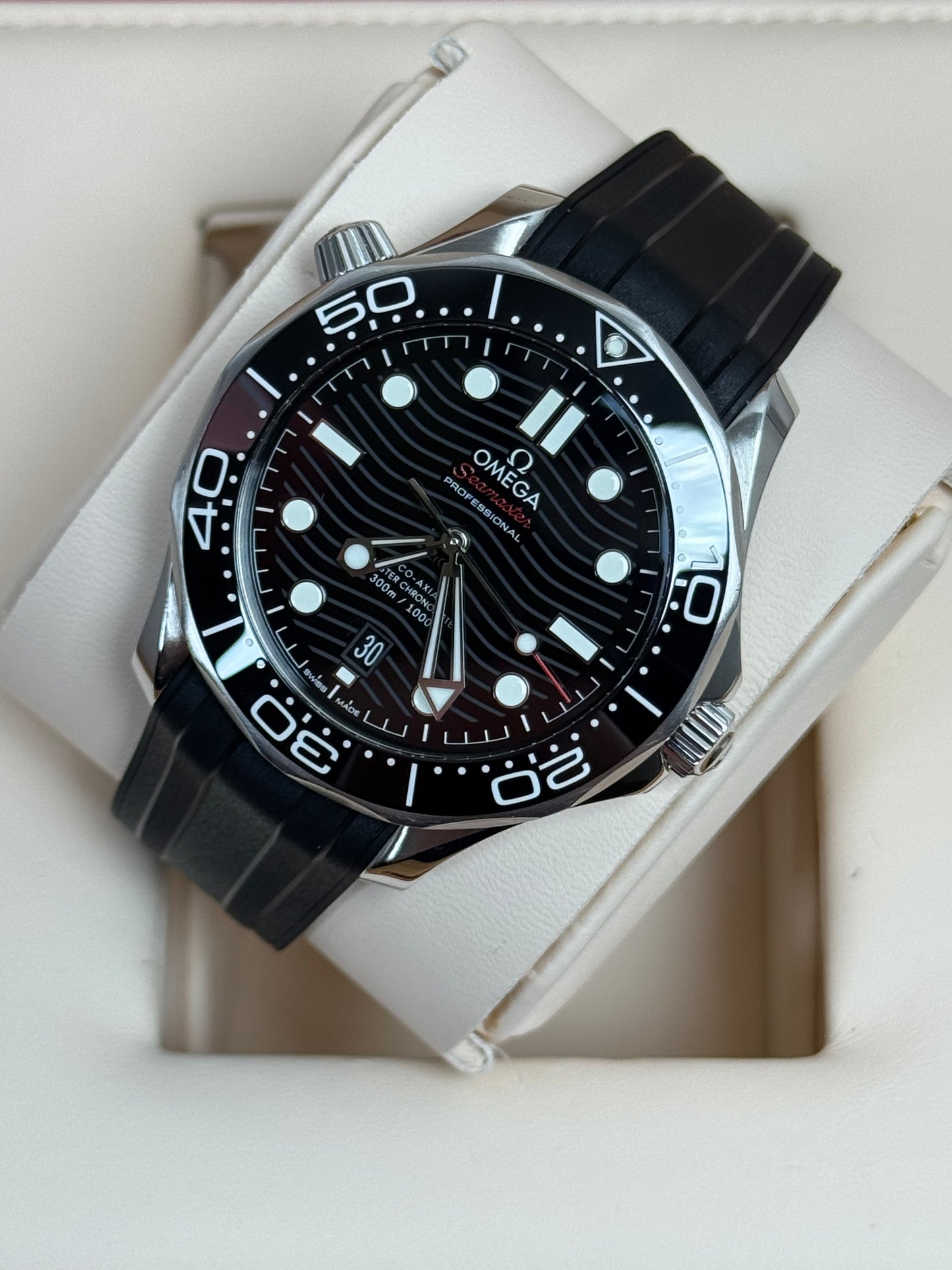 Omega Seamaster Diver 300M Schwarz / 2021 / Full Set / Sehr gut