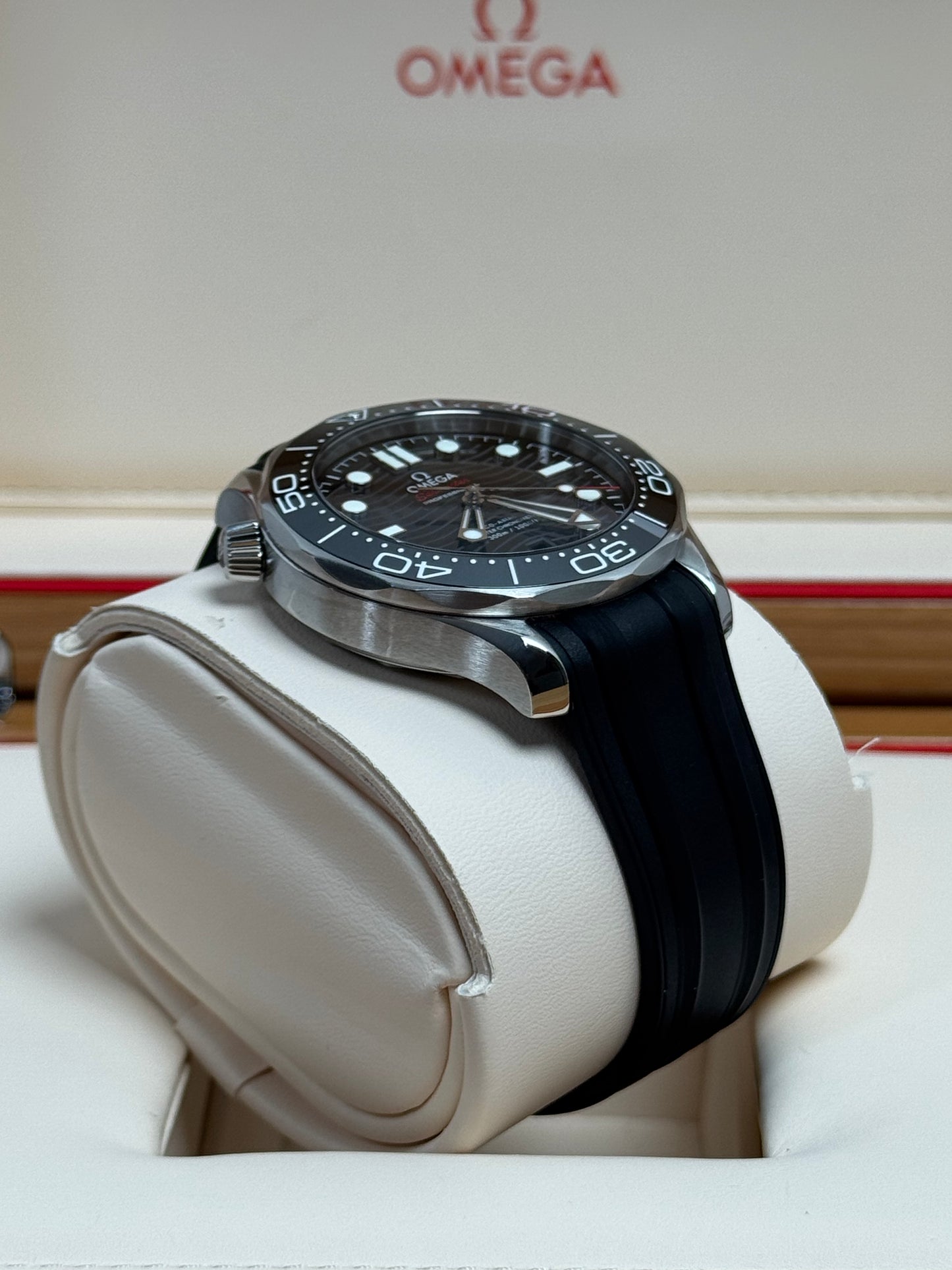 Omega Seamaster Diver 300M Schwarz / 2021 / Full Set / Sehr gut