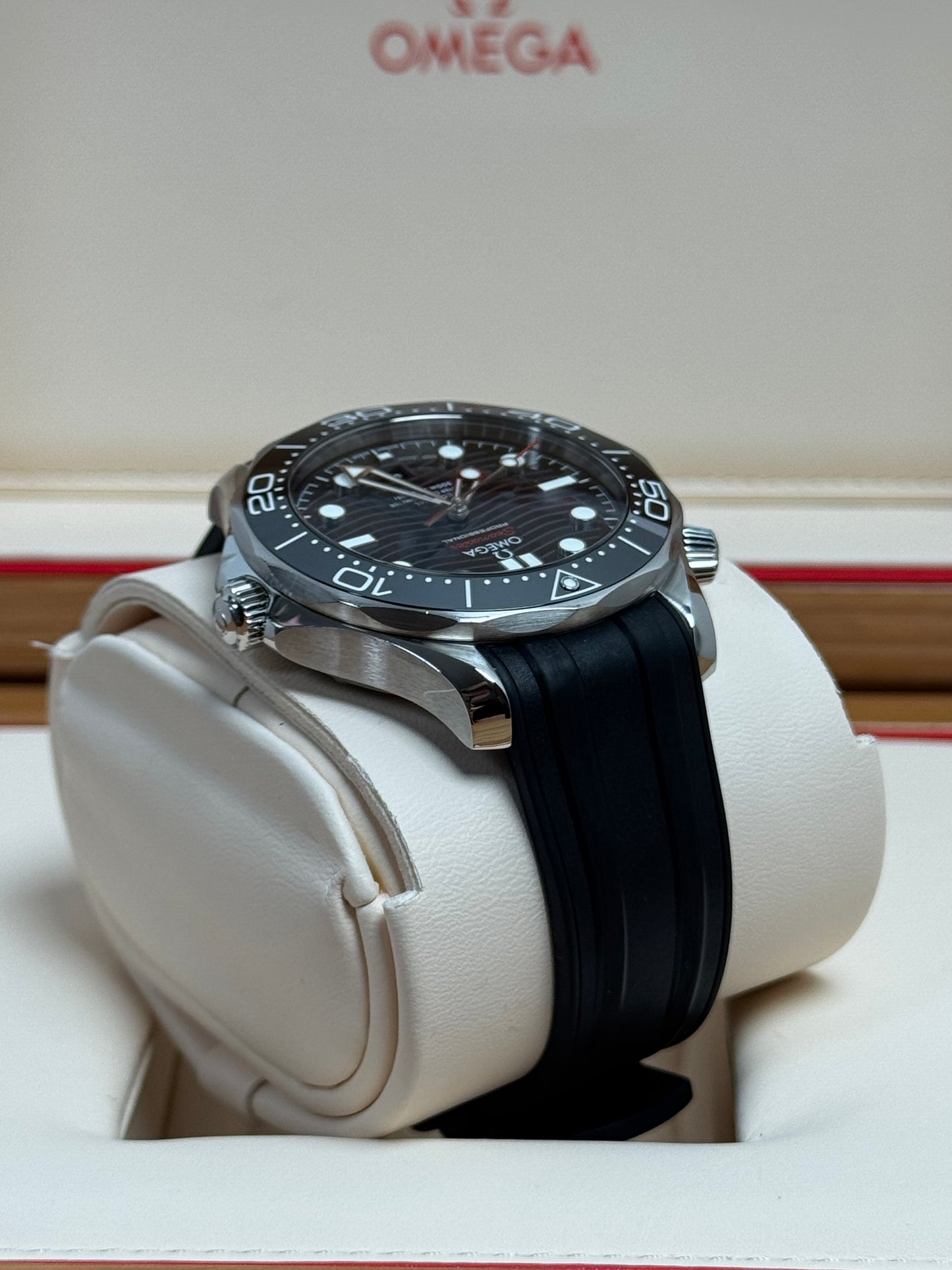Omega Seamaster Diver 300M Schwarz / 2021 / Full Set / Sehr gut