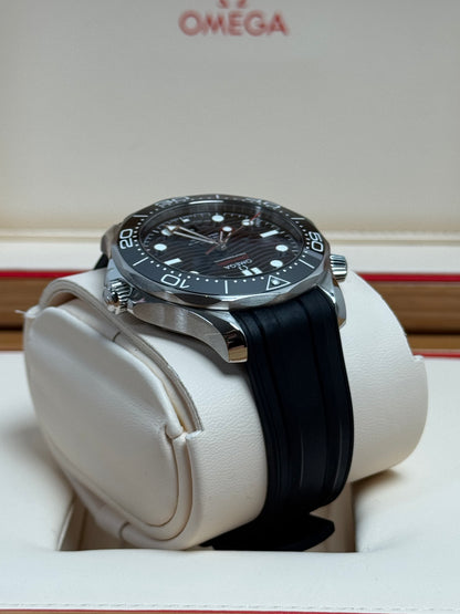 Omega Seamaster Diver 300M Schwarz / 2021 / Full Set / Sehr gut