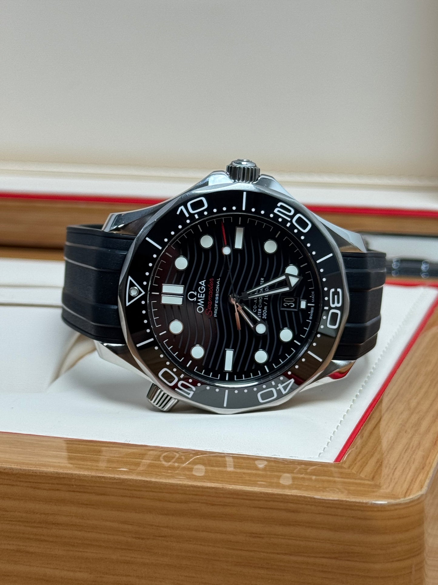 Omega Seamaster Diver 300M Schwarz / 2021 / Full Set / Sehr gut