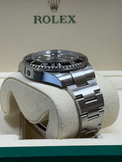 Rolex Sea-Dweller Red 126600 / 2023 / Full Set / Ungetragen