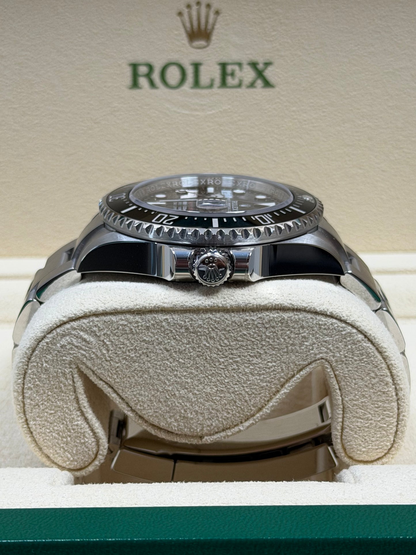 Rolex Sea-Dweller Red 126600 / 2023 / Full Set / Ungetragen