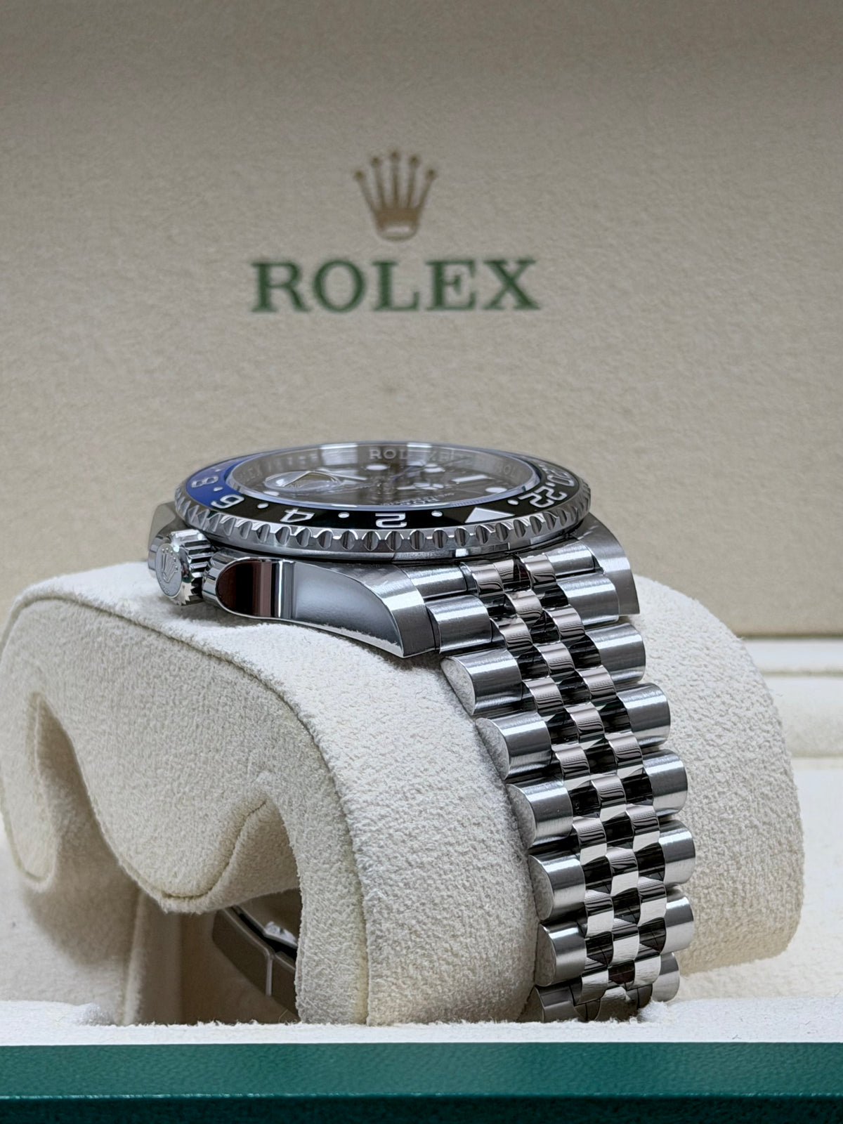 Rolex GMT Master 2 "Batgirl" 126710BLNR / 2024 / Full Set / Top Zustand