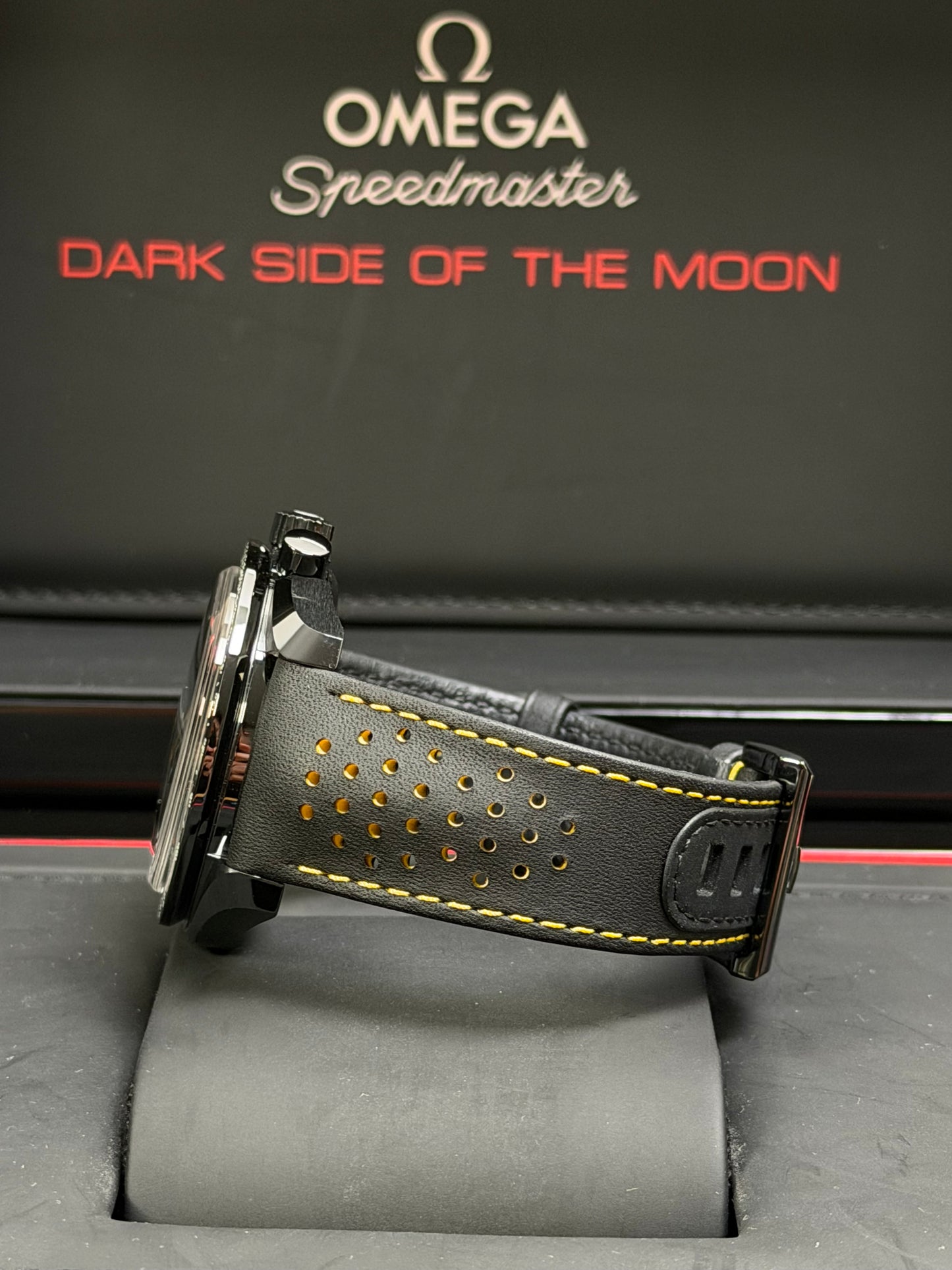 Omega Speedmaster Dark Side Of The Moon Apollo 8 / 2021 / Full Set / Neuwertig