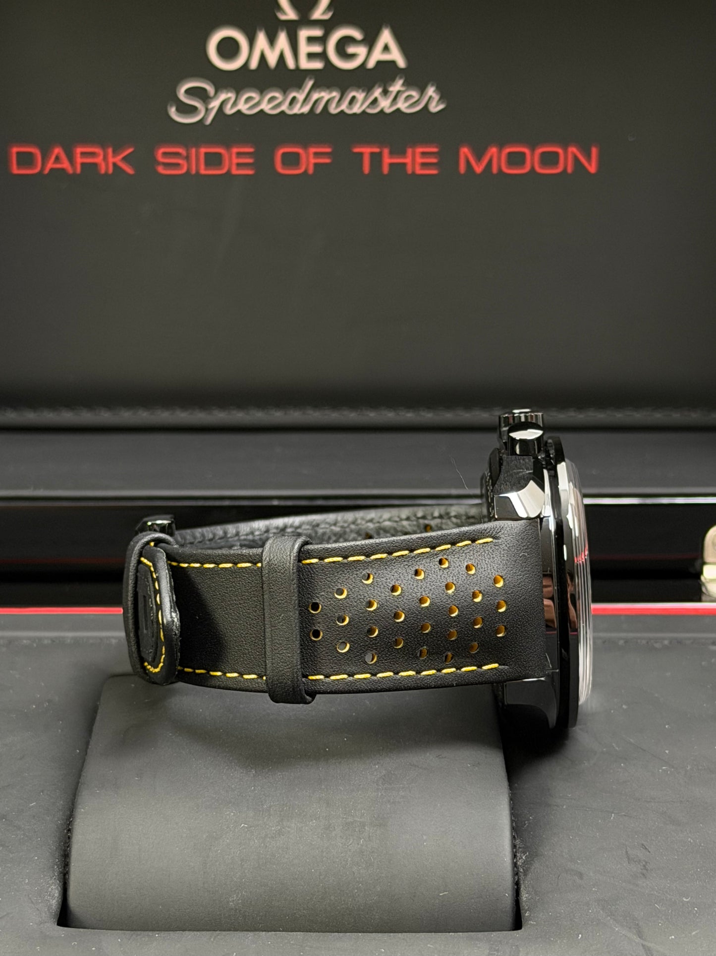 Omega Speedmaster Dark Side Of The Moon Apollo 8 / 2021 / Full Set / Neuwertig