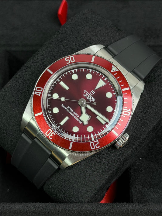 Tudor Black Bay 58 Bordeaux / 2025 / Full Set / Neuwertig