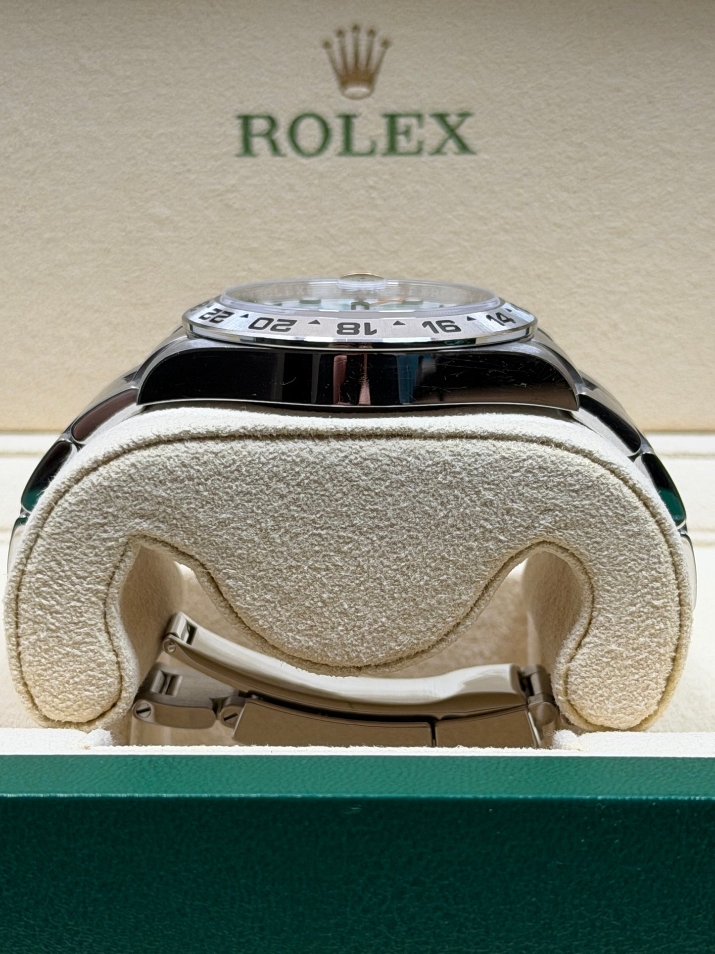 Rolex Explorer 2 Polar 226570 / 2022 / Full Set / Sehr gut