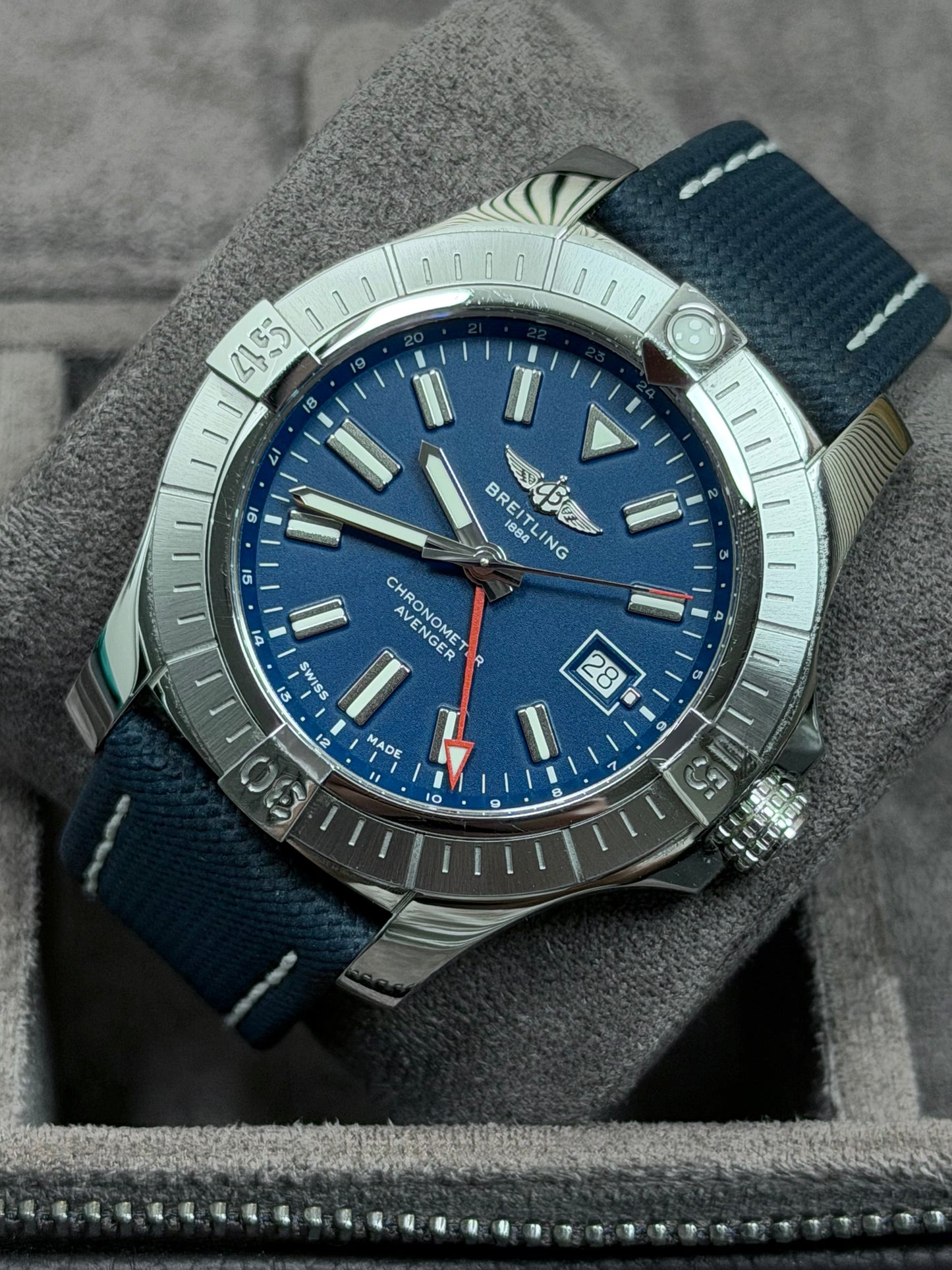 Breitling Avenger Automatic GMT 45 / 2025 / Full Set / Top Zustand