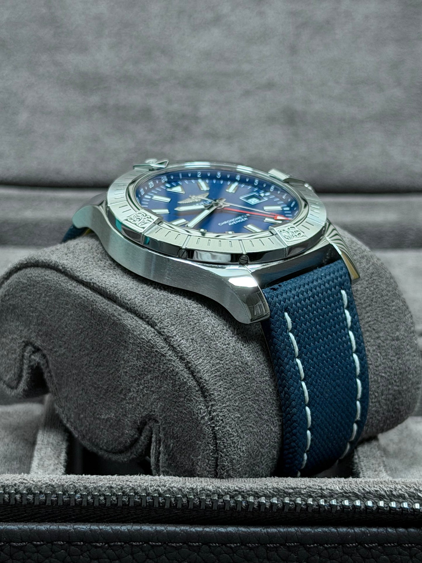 Breitling Avenger Automatic GMT 45 / 2025 / Full Set / Top Zustand
