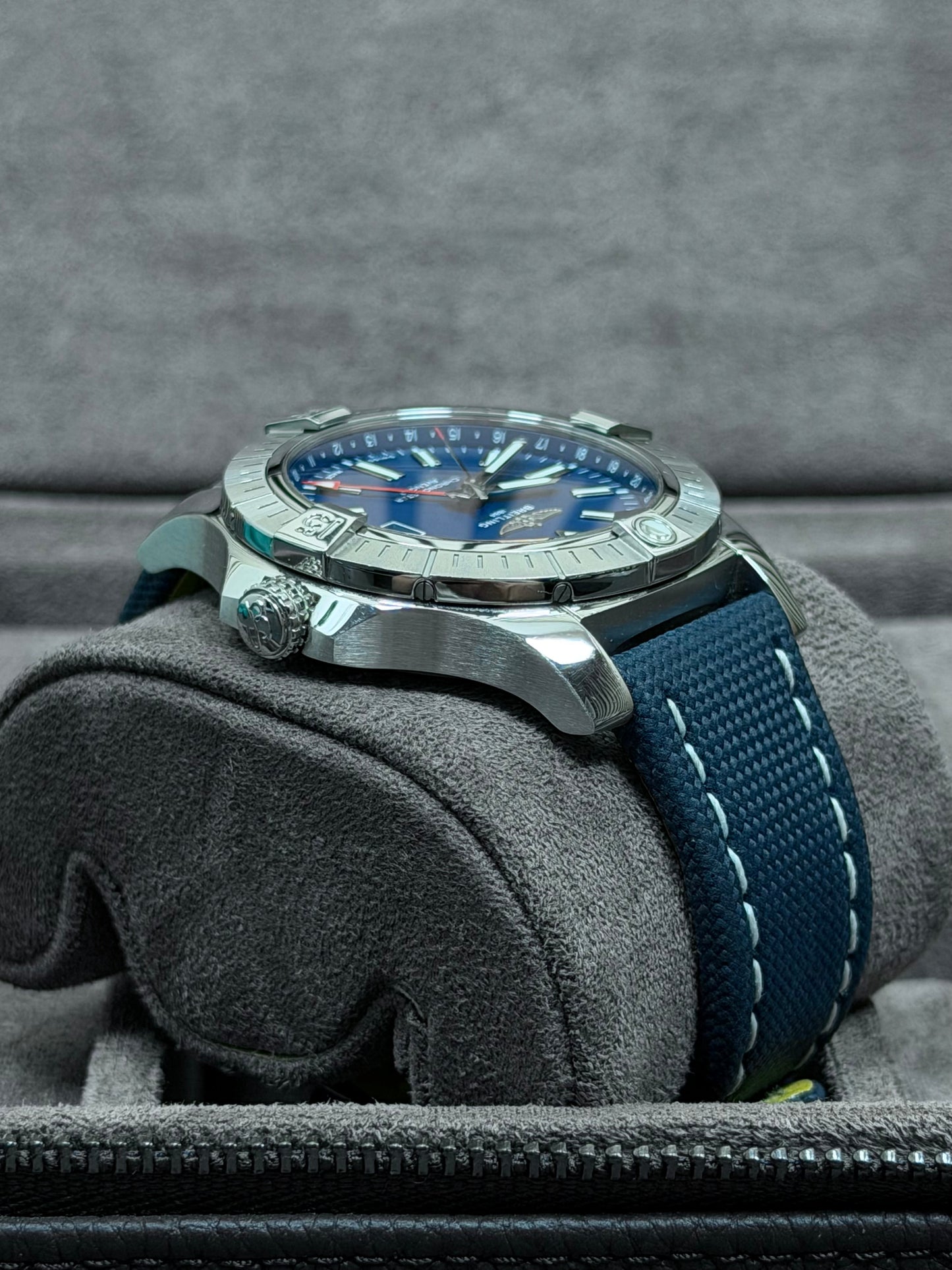 Breitling Avenger Automatic GMT 45 / 2025 / Full Set / Top Zustand
