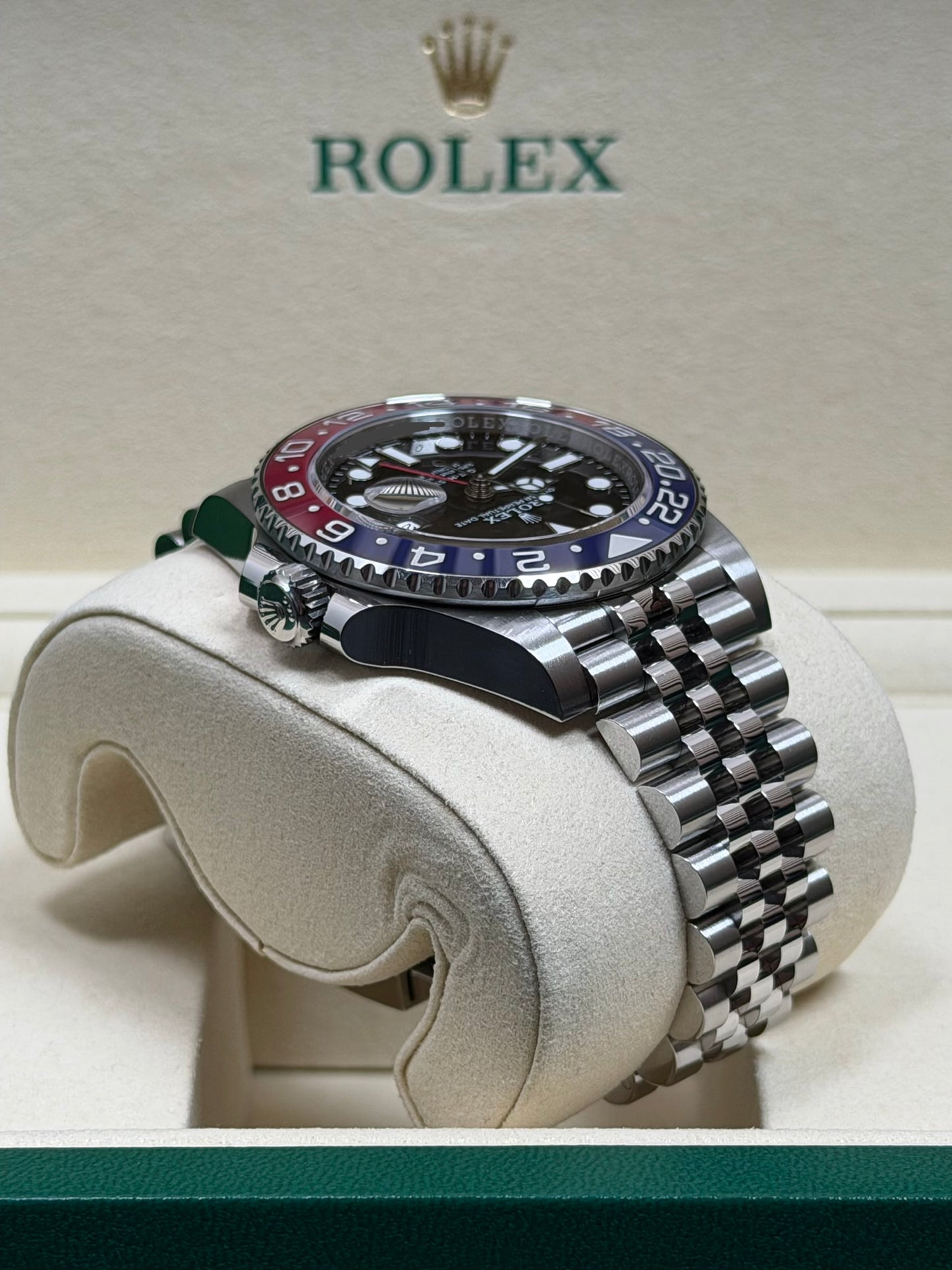 Rolex GMT Master 2 "Pepsi" 126710BLRO / 2025 / Full Set / Neuwertig