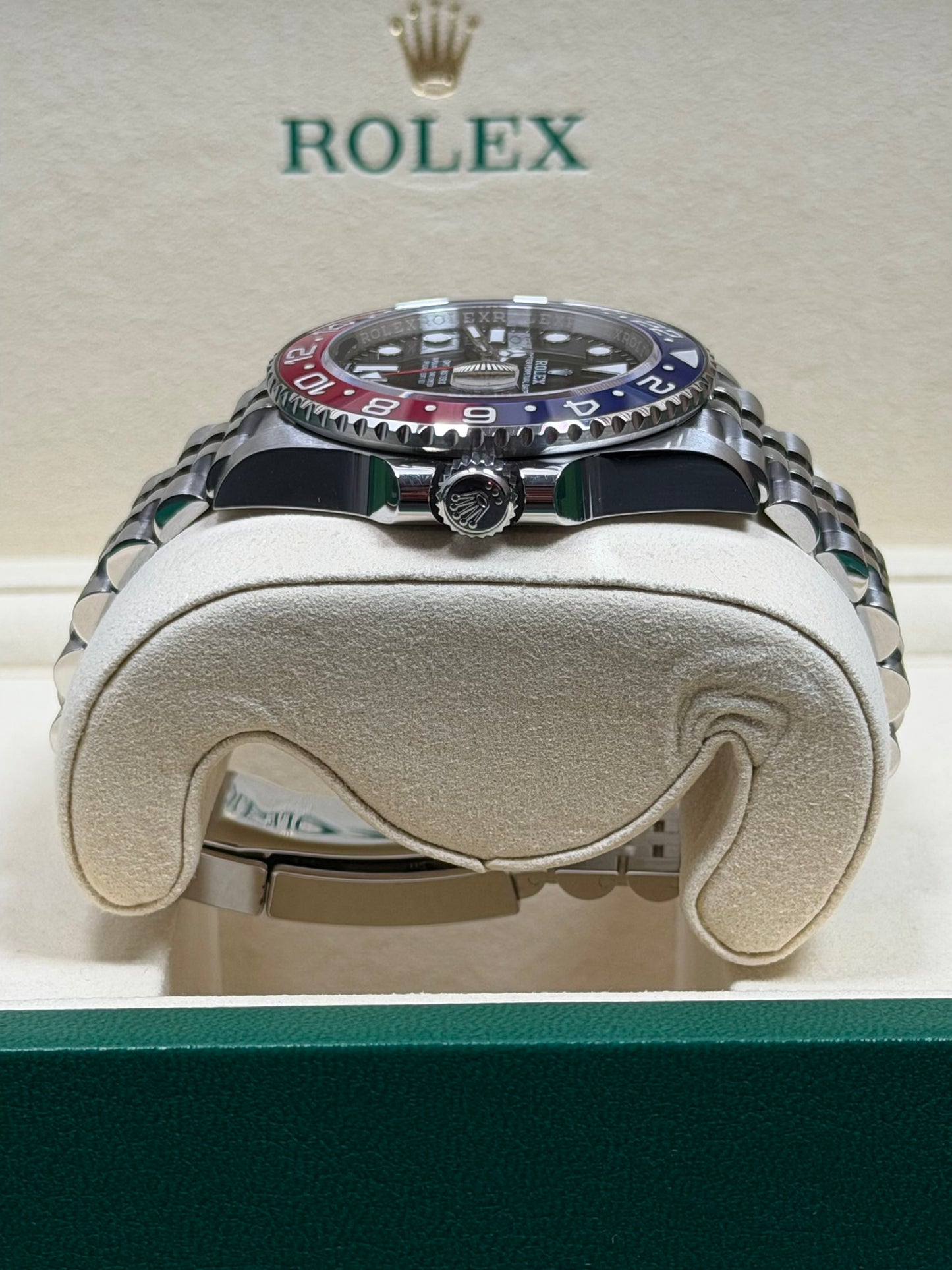 Rolex GMT Master 2 "Pepsi" 126710BLRO / 2025 / Full Set / Neuwertig