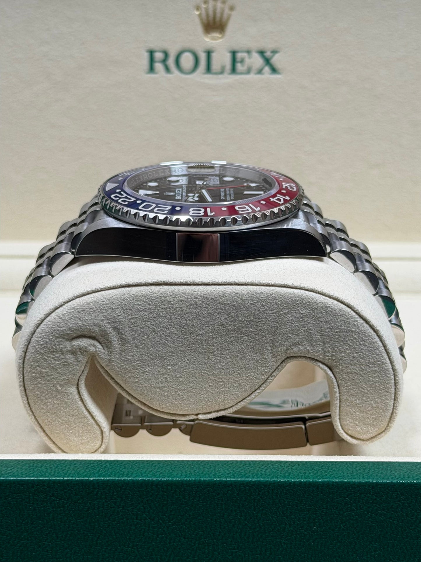 Rolex GMT Master 2 "Pepsi" 126710BLRO / 2025 / Full Set / Neuwertig