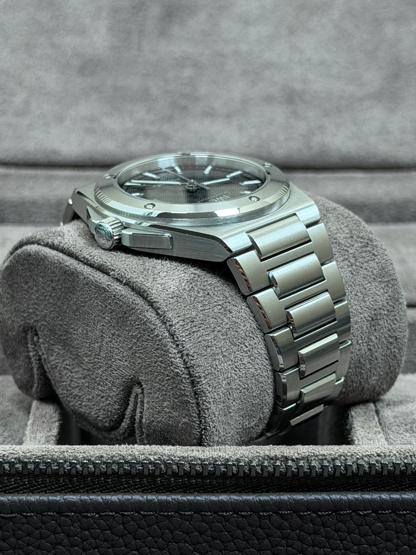 IWC Ingenieur 40 mm Schwarz / 2025 / Full Set / Top Zustand