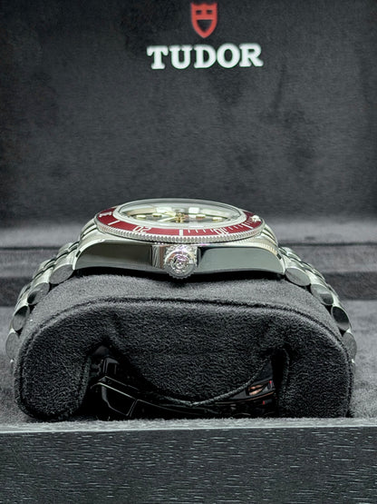 Tudor Black Bay Bordeaux / 2023 / Full Set / Top Zustand