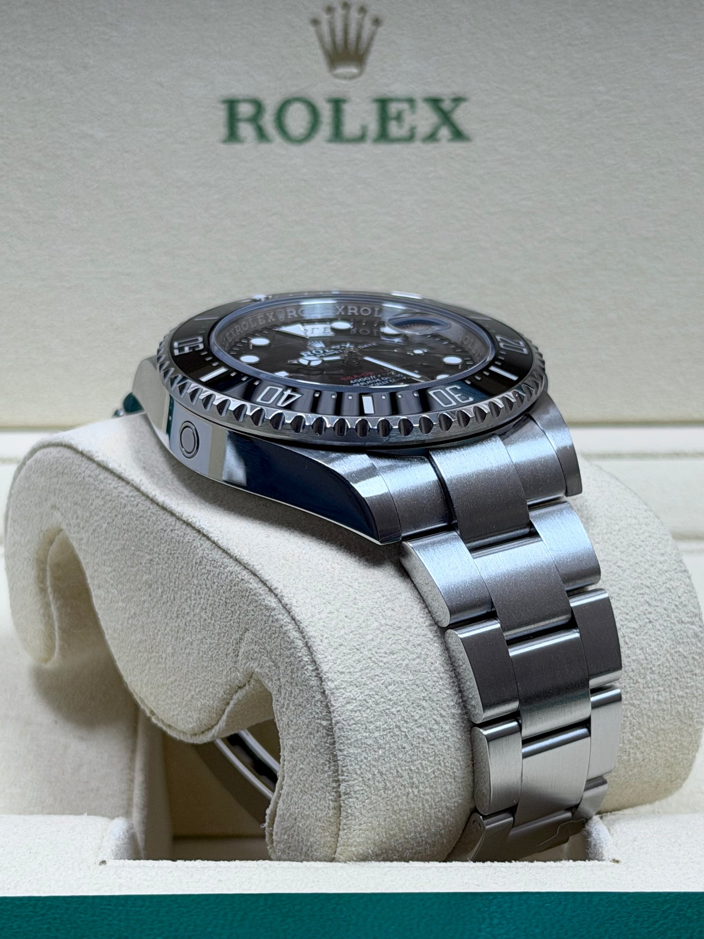 Rolex Sea-Dweller 126600 / 2024 / Full Set / Sehr gut