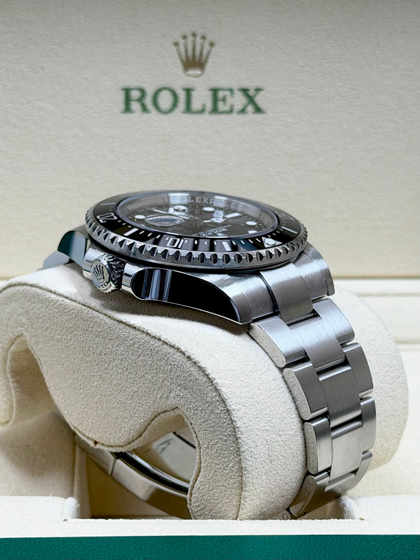 Rolex Sea-Dweller 126600 / 2024 / Full Set / Sehr gut