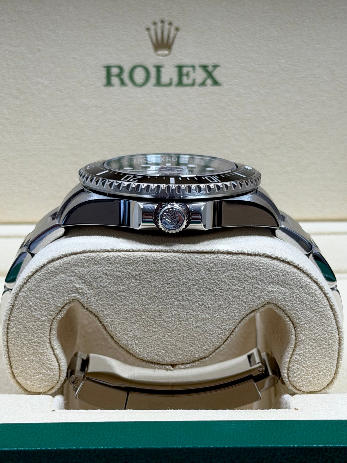 Rolex Sea-Dweller 126600 / 2024 / Full Set / Sehr gut