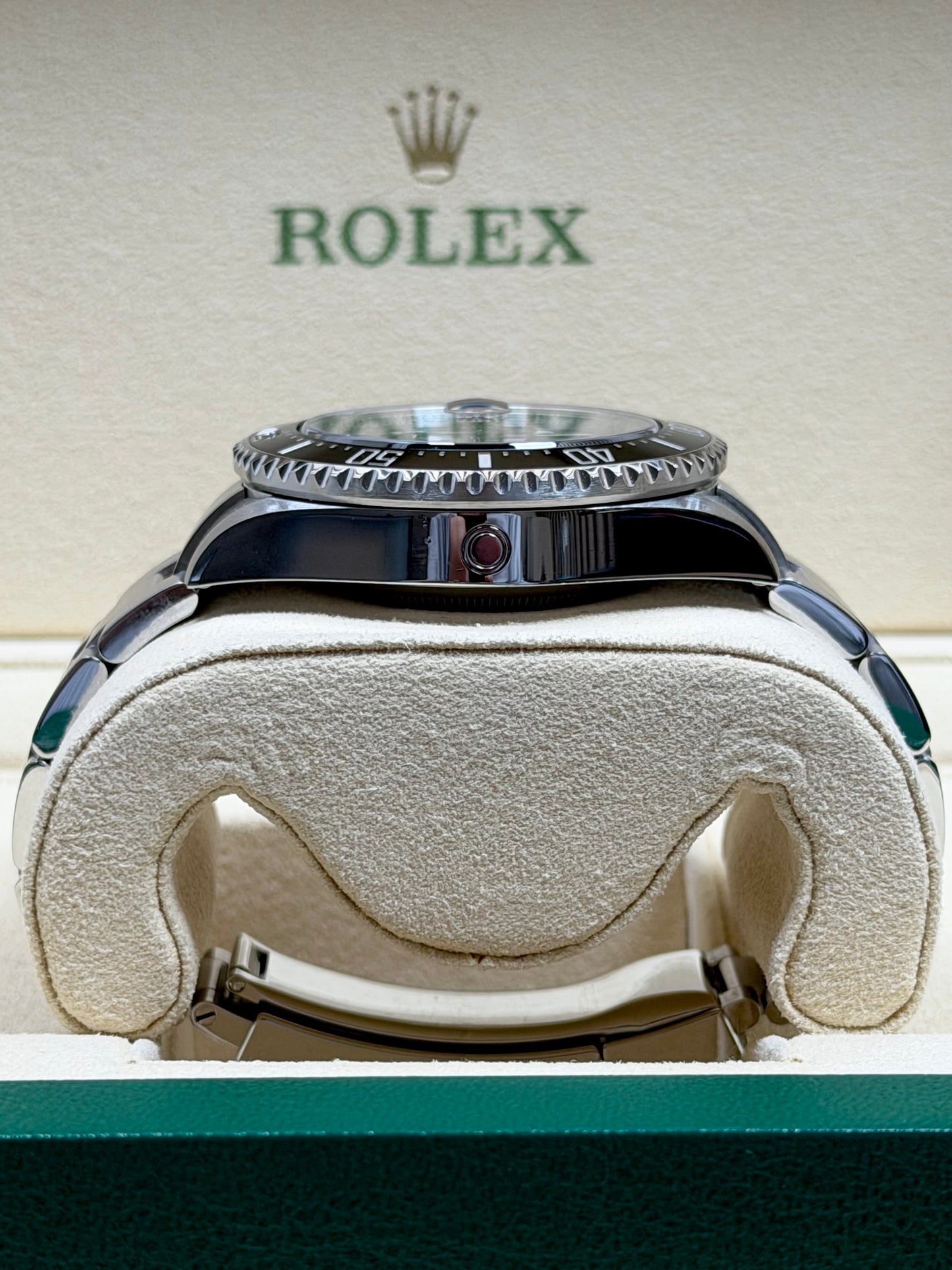 Rolex Sea-Dweller 126600 / 2024 / Full Set / Sehr gut