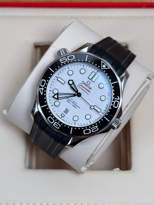 Omega Seamaster Diver 300m Weiß  / 2021 / Full Set / Top Zustand