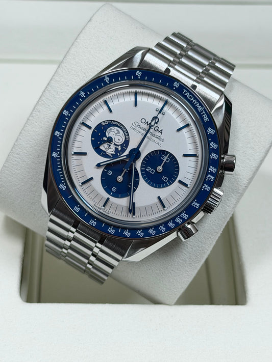 Omega Speedmaster Silver Snoopy Award / 2023 / Full Set / Neuwertig