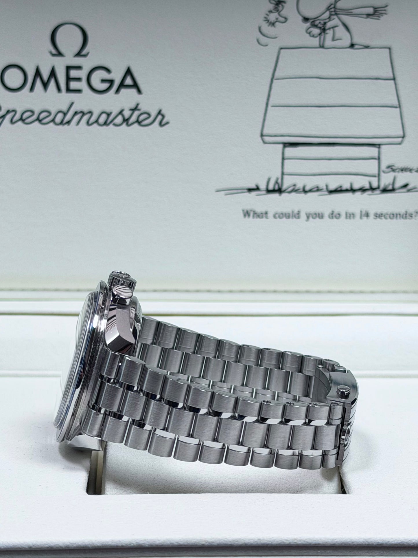 Omega Speedmaster Silver Snoopy Award / 2023 / Full Set / Neuwertig