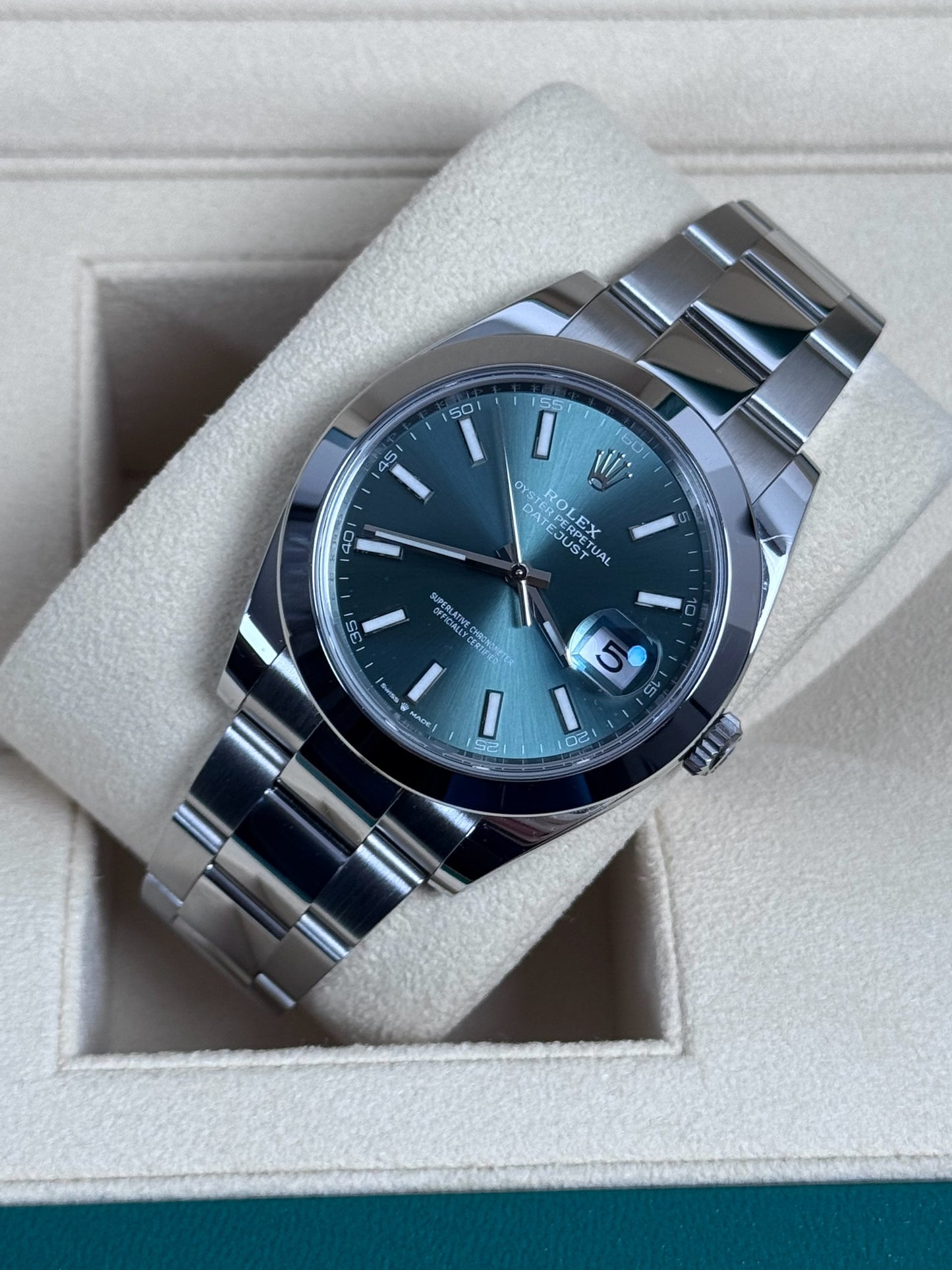 Rolex Datejust 41 126300 Grün / 2023 / Full Set / Neuwertig