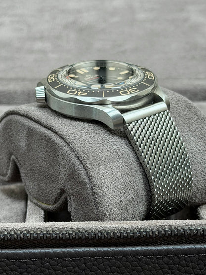 Omega Seamaster Diver 300M Titan 007 Edition / 2022 / Full Set / Top Zustand