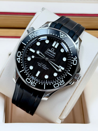 Omega Seamaster Diver 300M Schwarz / 2025 / Full Set / Neuwertig