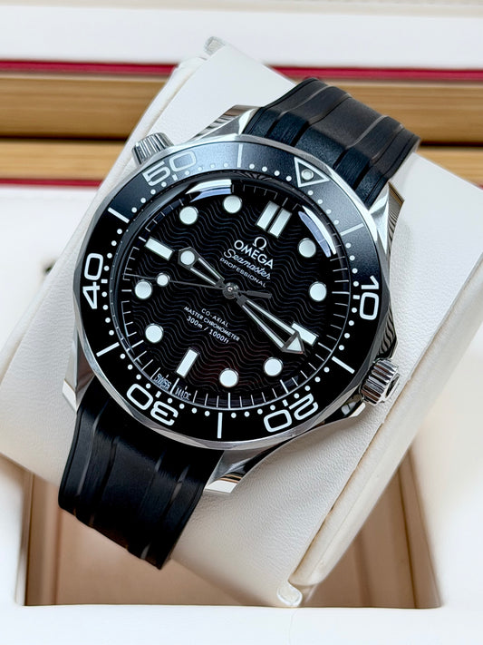 Omega Seamaster Diver 300M Schwarz / 2025 / Full Set / Neuwertig