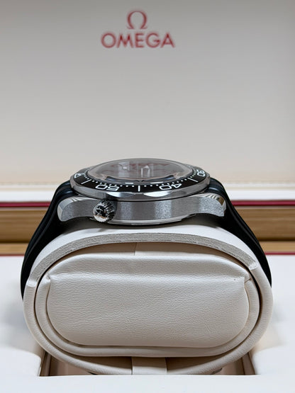 Omega Seamaster Diver 300M Schwarz / 2025 / Full Set / Neuwertig