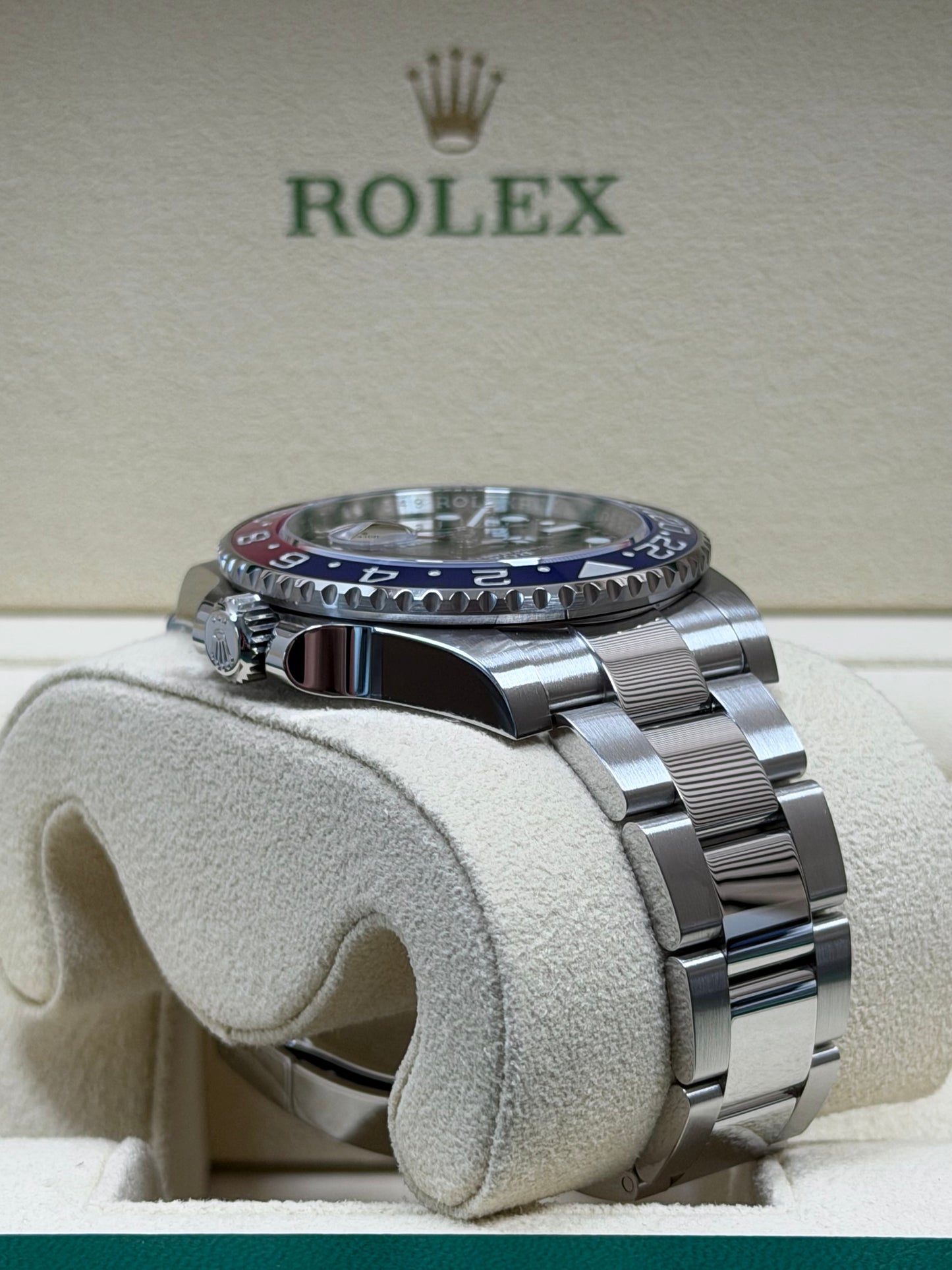 Rolex GMT Master 2 "Pepsi" 126710BLRO / 2024 / Full Set / Neuwertig