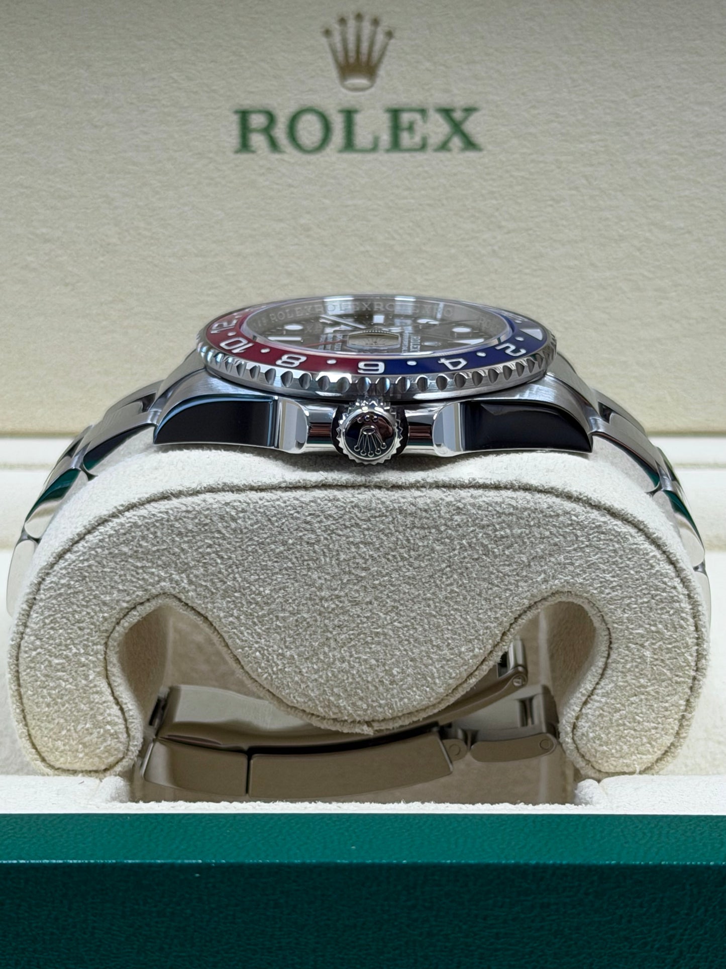Rolex GMT Master 2 "Pepsi" 126710BLRO / 2024 / Full Set / Neuwertig