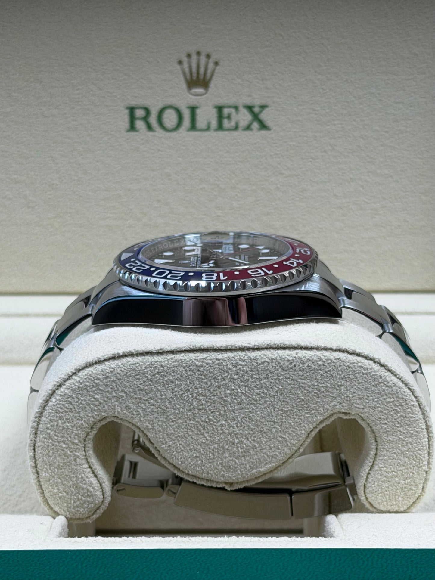 Rolex GMT Master 2 "Pepsi" 126710BLRO / 2024 / Full Set / Neuwertig