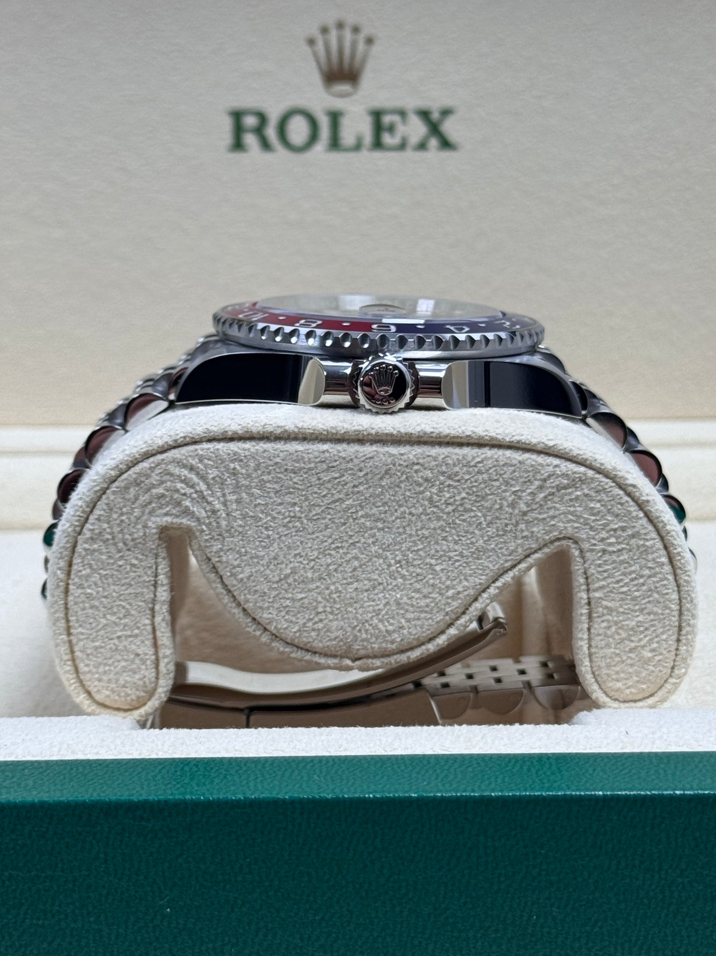 Rolex GMT Master 2 "Pepsi" 126710BLRO / 2024 / Full Set / Ungetragen
